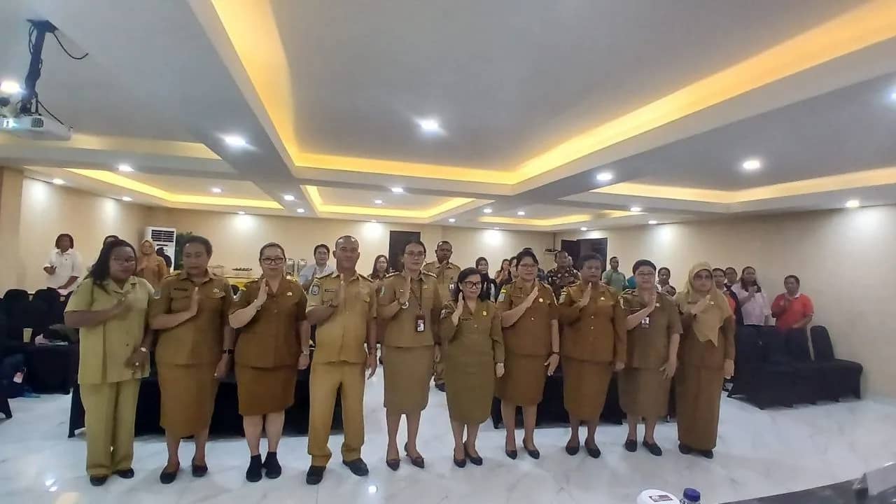 Foto bersama usai pembukaan kegiatan Dinas Sosial Kabupaten Mimika.