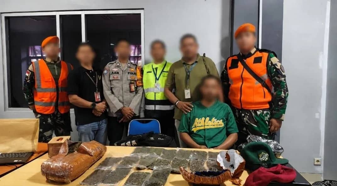 Petugas Avsec Bandara Sentani bersama personil TNI-POLRI saat mengamankan pemilik 2,6 Kg ganja.