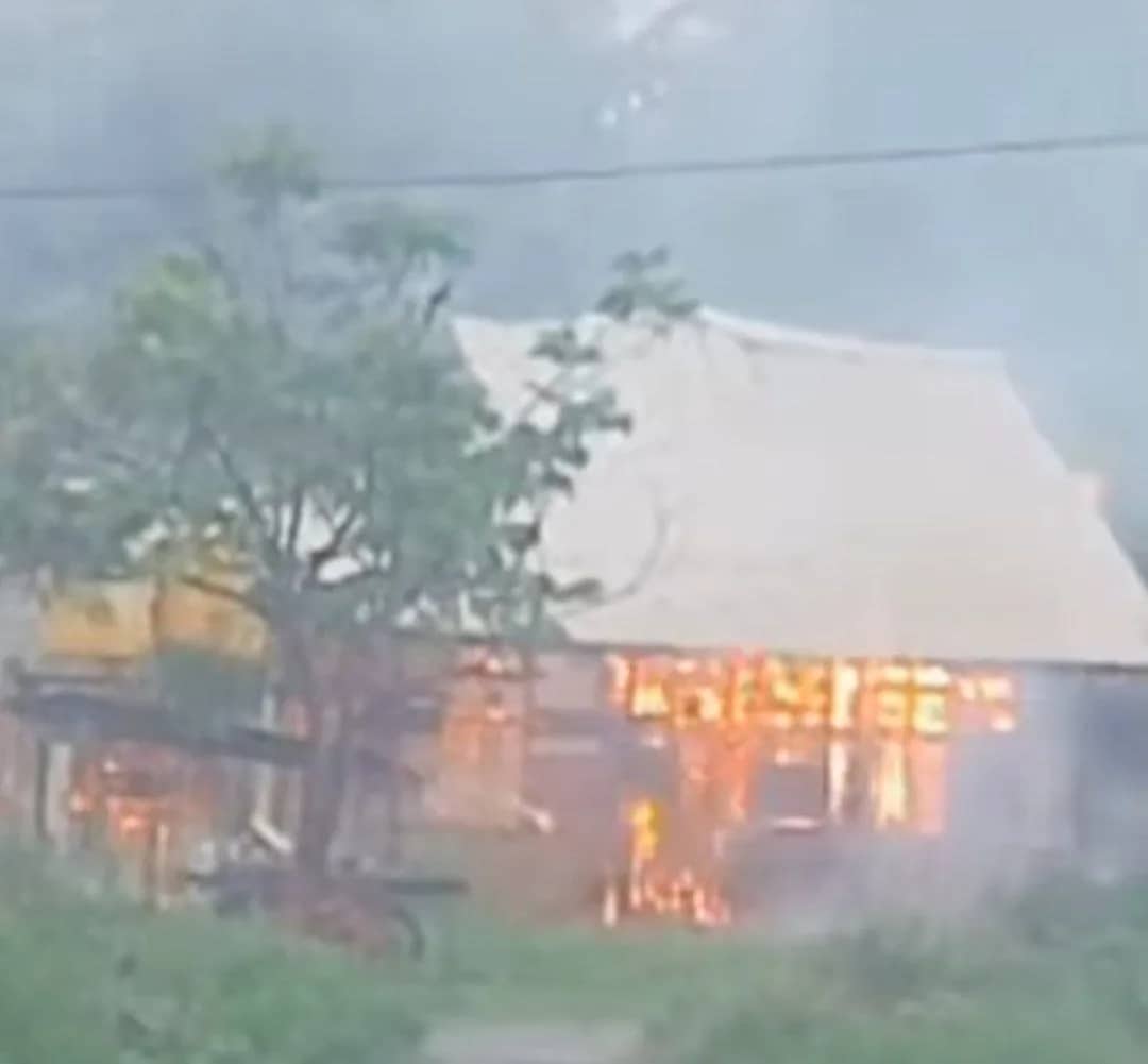 Ilustrasi berita Papua: TPNPB Klaim Bakar Sekolah, Rumah dan Barak Tenaga Kesehatan di Distrik Manggelum, Boven Digoel