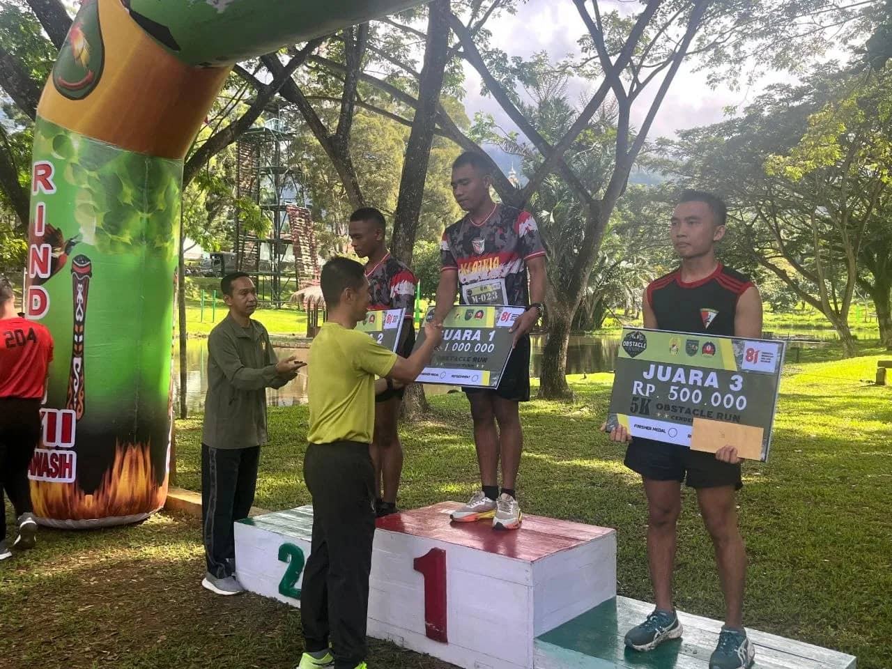 Danrindam XVII/Cenderawasih Brigjen TNI Endra Saputra Kusuma Z.R. saat menyerahkan hadiah kepada personel yang juar lomba lari 5 k