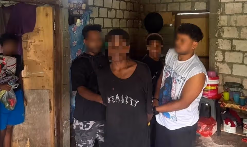 Polisi saat menangkap pelaku pencurian di Sentani