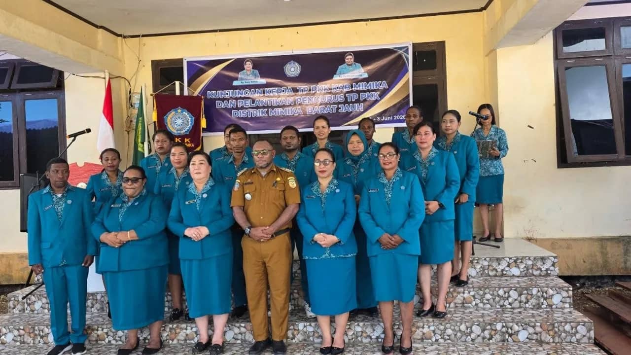 Pengurus TP-PKK Distrik Mimika Barat Jauh foto bersama Ketua dan Wakil Ketua TP PKK Mimika serta Kadistrik MBJ, Selasa (2/6/2026).