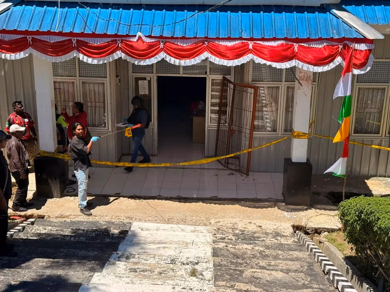Tim gabungan Polisi saat melakukan olah TKP kasus pembakaran, pengerusakan dan penjarahan sejumlah kantor pemerintahan di Kabupaten Puncak.