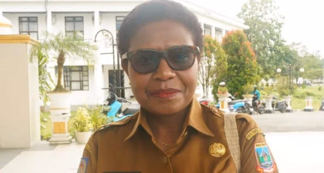 Kepala Disbudparekraf Mimika Elisabeth Cenawatin