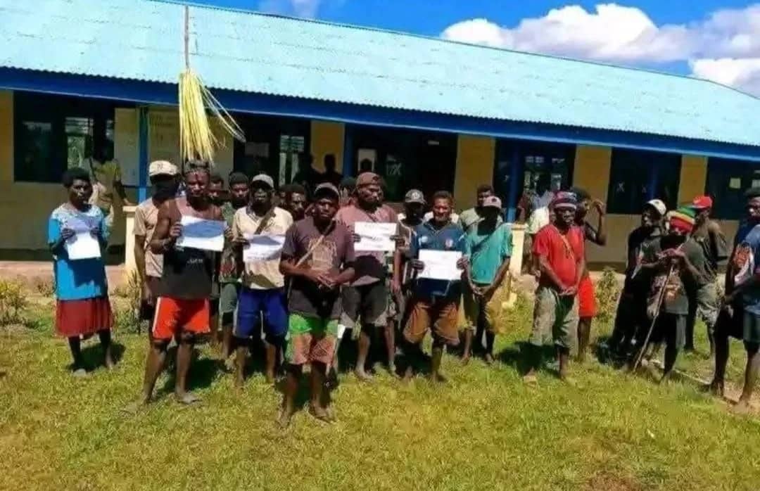 Puluhan orang tua siswa SD YPPK Kalwa di Kampung Padua, Kabupaten Merauke, saat menyampaikan aspirasinya.