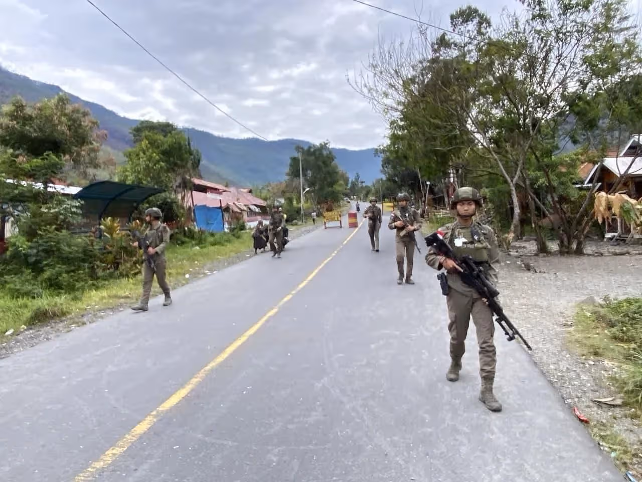 Satgas Damai Cartenz saat patroli di Puncak Jaya