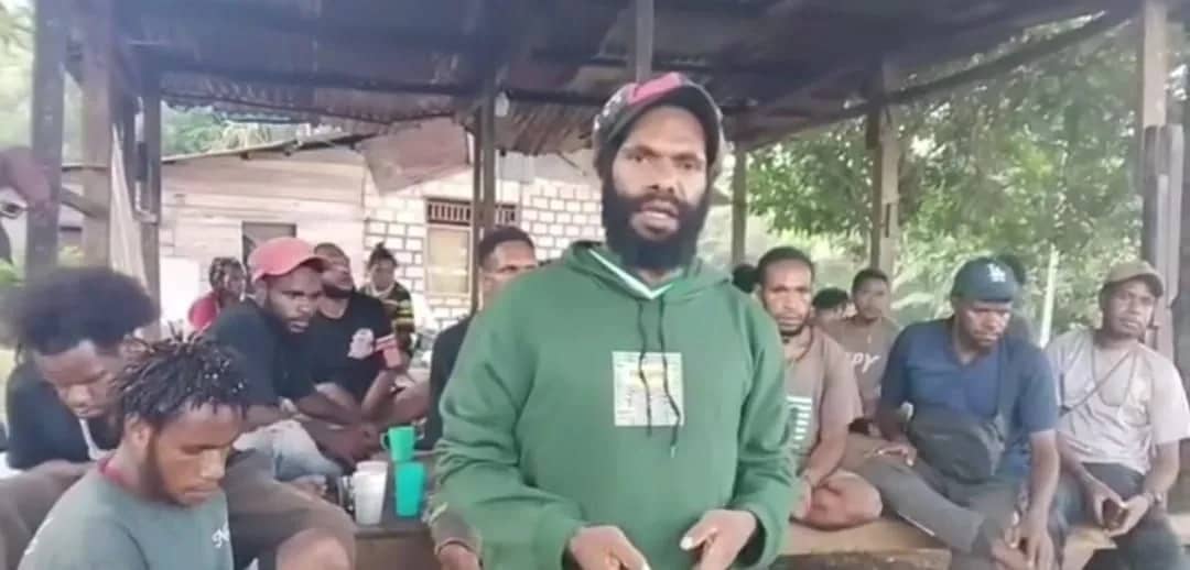 Salah seorang perwakilan keluarga almarhum Yantinus Wetipo saat menyampaikan pernyataan sikap.