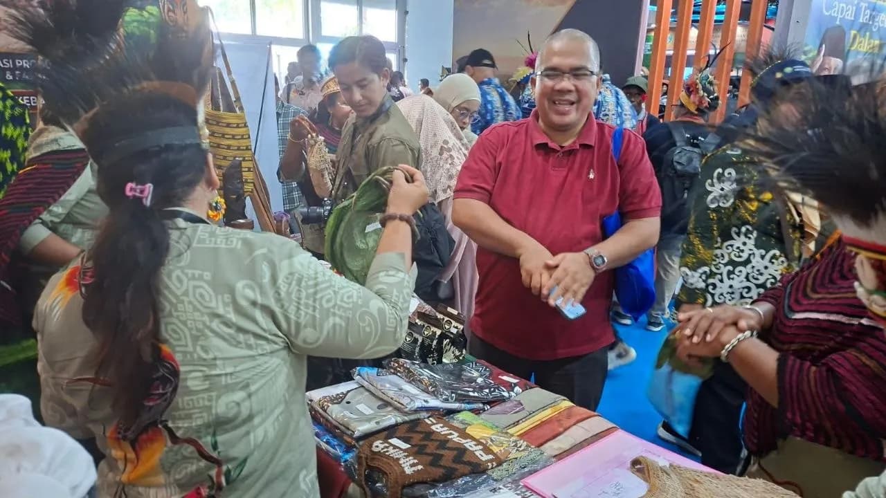 Ilustrasi berita Mimika: Stand Dekranasda Mimika Jadi Magnet Pengunjung di PENAS XVII Gorontalo