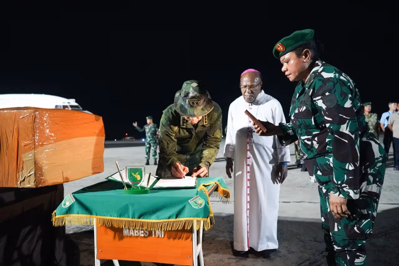Pihak keuskupan Jayapura saat menerima jenazah Pilot Nicholas F. Goselin alias Mark saat baru tiba di Jayapura, Jumat (3/7) sore.
