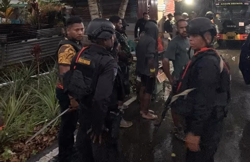 Personel gabungan saat melakukan patroli dan razia di Distrik Kwamki Narama, Selasa (2/9).