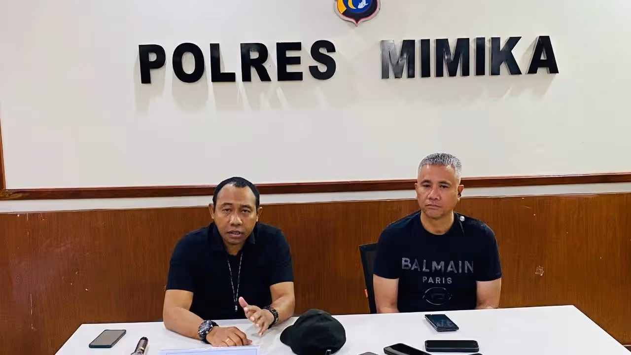 Kapolres Mimika AKBP Alredo Rumbiak didampingi Wakapolres Mimika Kompol Junan Pilitomo saat memberikan keterangan pers terkait kasus penembakan yang melibatkan oknum anggota Polri.