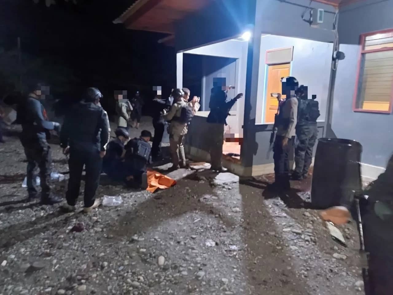 Jenazah korban saat dievakuasi.