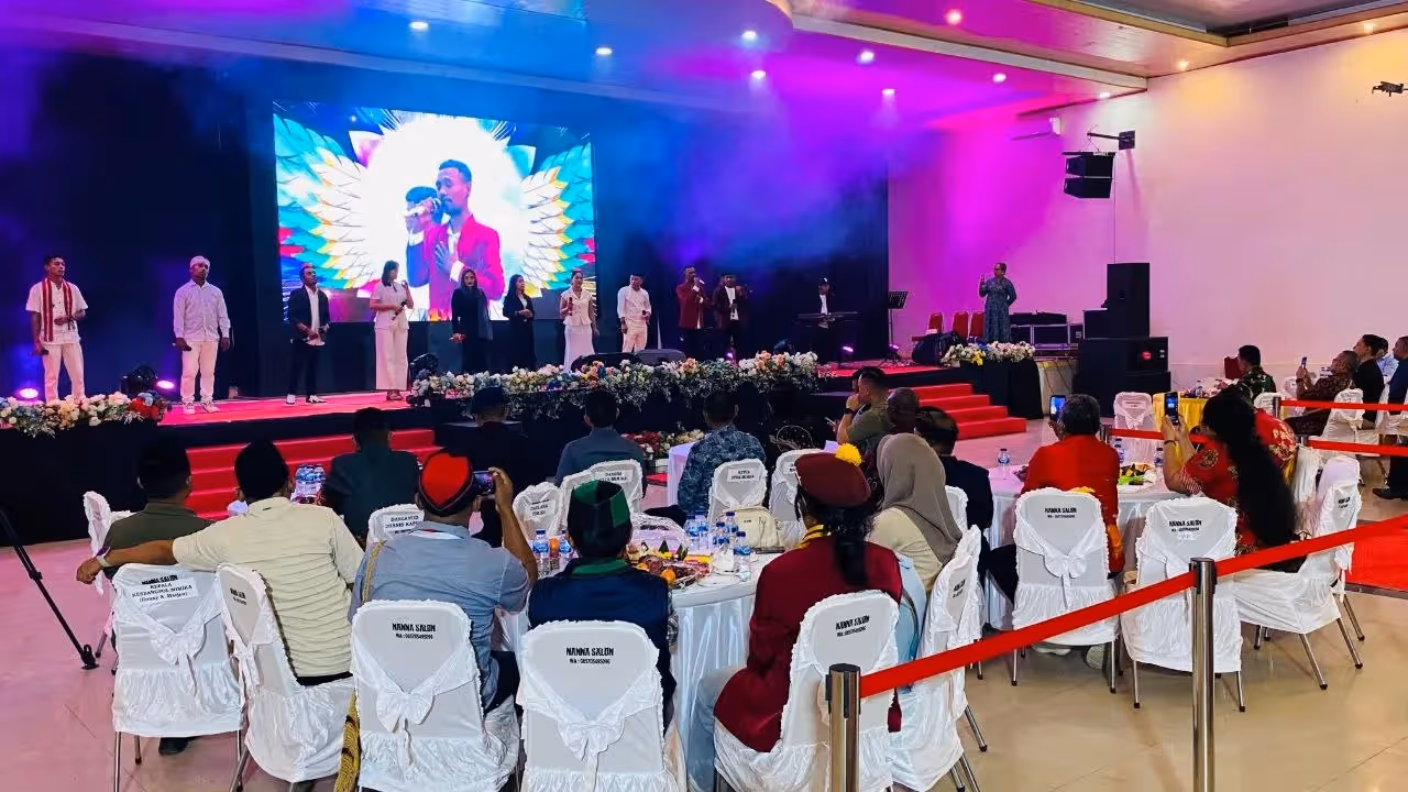 Suasana Simfoni Kita Konser Kerukunan yang digelar Forum Kerukunan Umat Beragama (FKUB) Kabupaten Mimika di Gedung Tongkonan, Timika, Jumat (16/10/2026). Kegiatan ini menjadi ajang mempererat persaudaraan dan menggaungkan pesan perdamaian dalam keberagaman masyarakat Mimika.