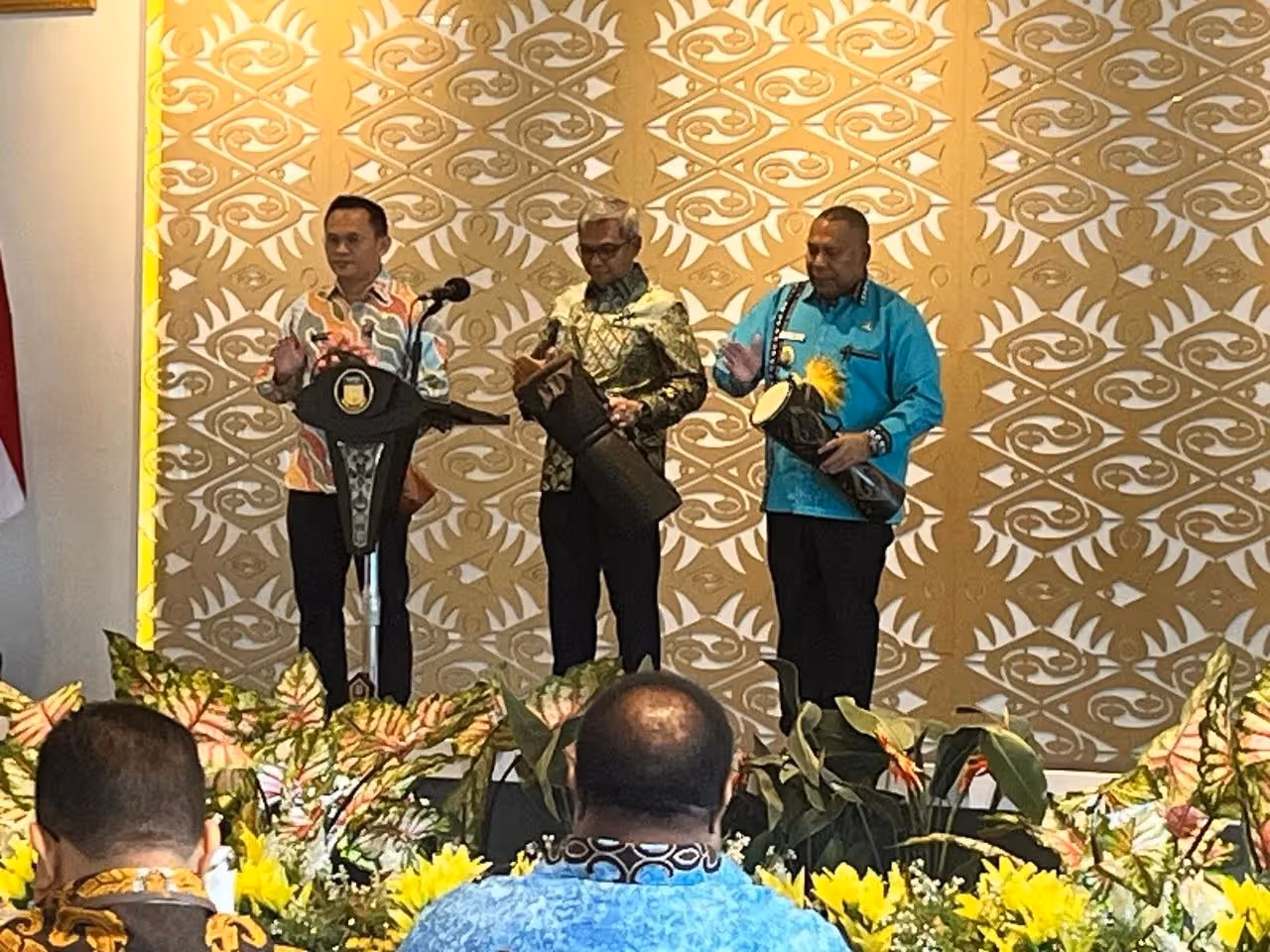 Ketua KPK Setyo Budiyanto bersama Wakil Gubernur Papua Aryoko Rumaropen saat membuka rapat koordinasi Evaluasi Dana Otsus