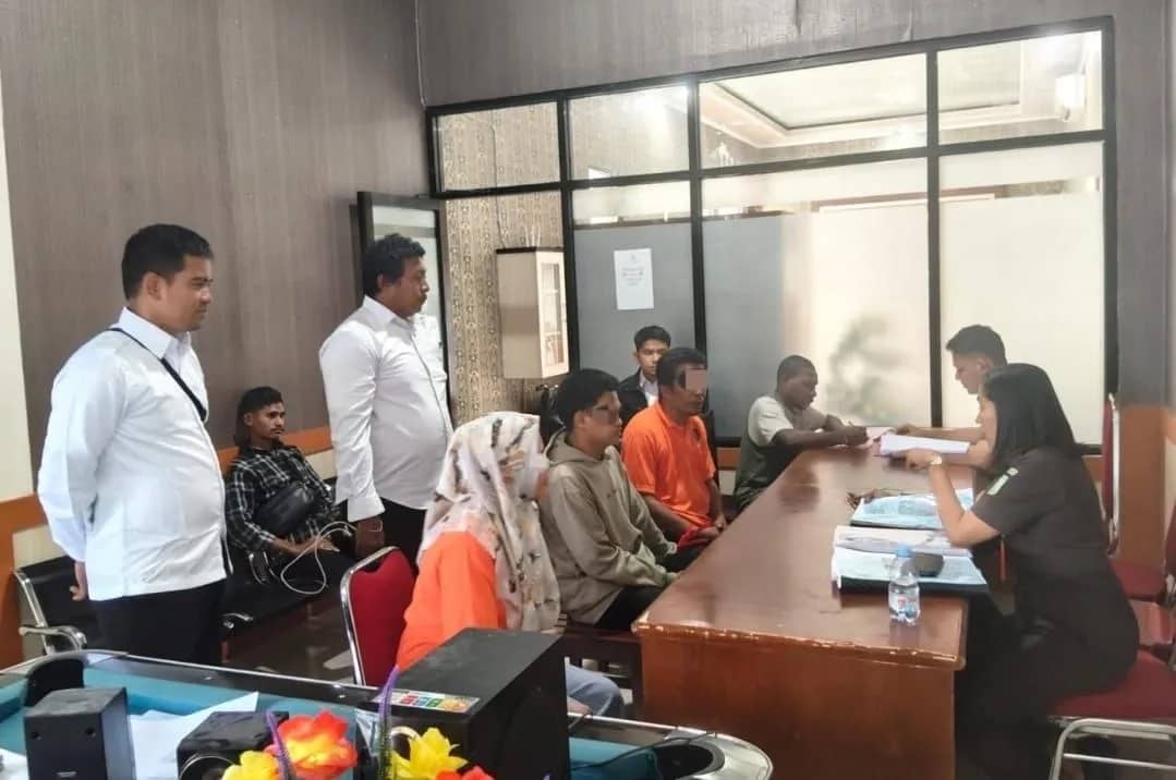Para tersangka kasus sabu jaringan Lapas Timika saat dilimpahkan ke Kejaksaan Negeri Mimika untuk proses hukum lebih lanjut.