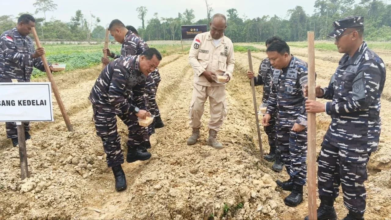 Ilustrasi berita Mimika: Komandan Kodaeral XI Merauke Kunjungi Timika, Tinjau Lahan 2,5 Hektare untuk Perkuat Ketahanan Pangan