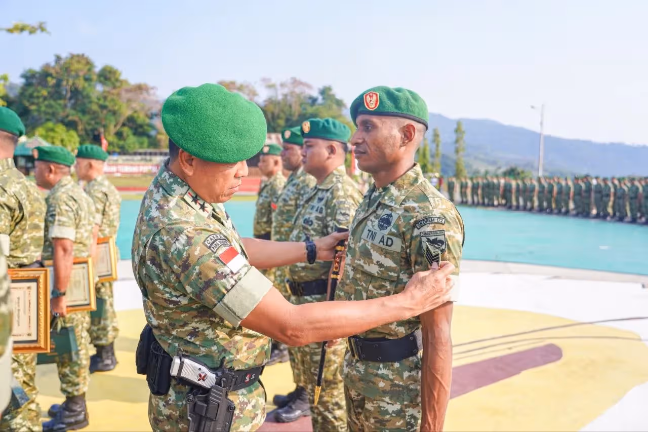 Pangdam XVII/Cenderawasih Mayjen TNI Febriel Buyung Sikumbang, memberikan penghargaan kepada 8 orang prajurit