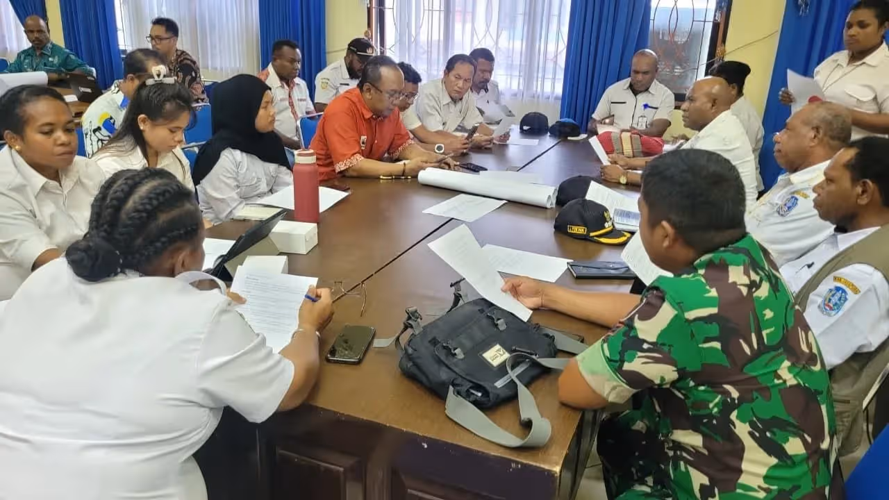 Plt Sekda Kabupaten Jayapura Yusuf Yambe Yabdi saat mengikuti FGD Pemkab Jayapura bersama WWF membahas pengawasan kawasan Cagar Alam Cycloop.