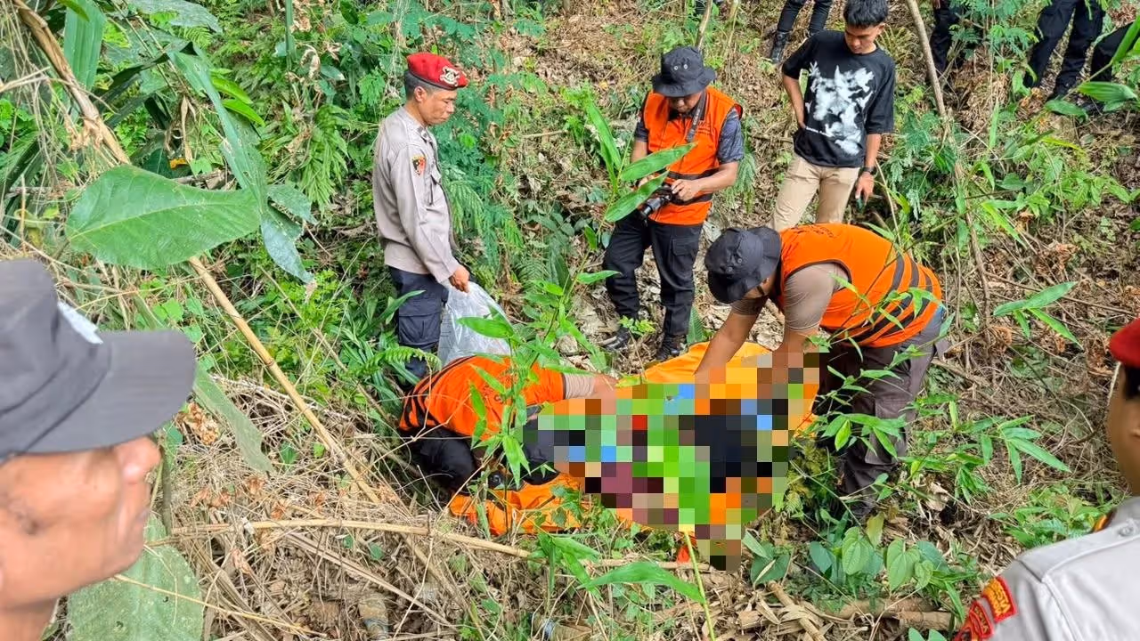 Polisi saat melakukan evakuasi penemuan mayat di jalan kolam buaya Jayapura