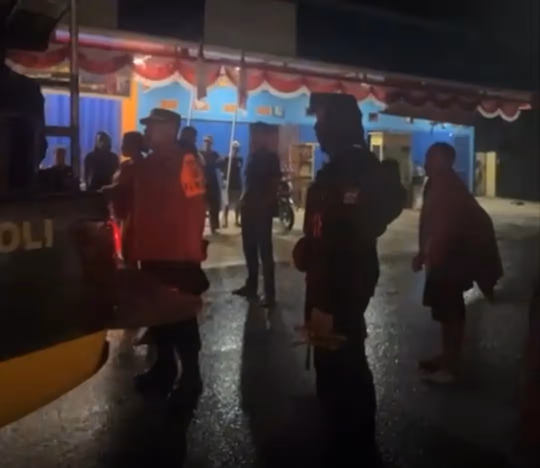 Patroli Perintis Polres Mimika membawa terduga pelaku begal yang diamankan Pos Peka Nusantara SP 2 Timika, Jumat (14/8) dini hari.