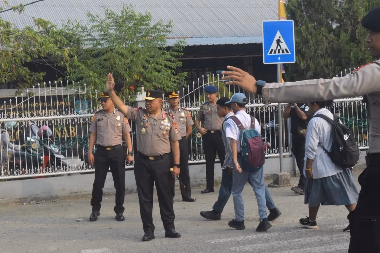 Kapolda Papua Tengah Brigjen Pol. Jermias Rontini saat turun langsung mengatur lalu lintas di sekitar sekolah, Senin (19/10/2026).