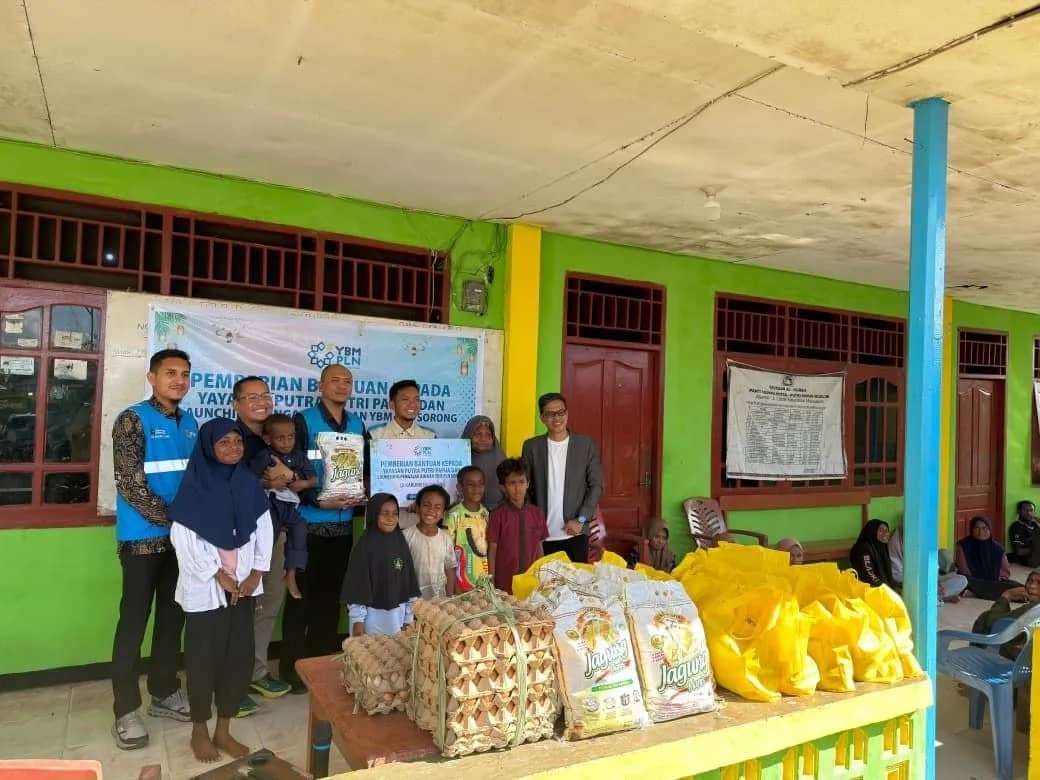 Perwakilan PLN menyerahkan bantuan sembako kepada Yayasan Al-Hijrah yang terdiri dari beras, telur, minyak goreng, gula pasir, dan mie instan tersebut diberikan untuk mendukung kebutuhan harian 45 santri dan 7 pengasuh.