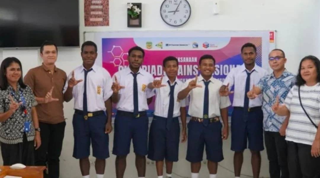 Siswa SMP SATP Timika peserta ajang Olimpiade Sains Nasional (OSN) tingkat Provinsi Papua Tengah foto bersama kepala sekolah dan guru-guru, Senin (20/7/2026).