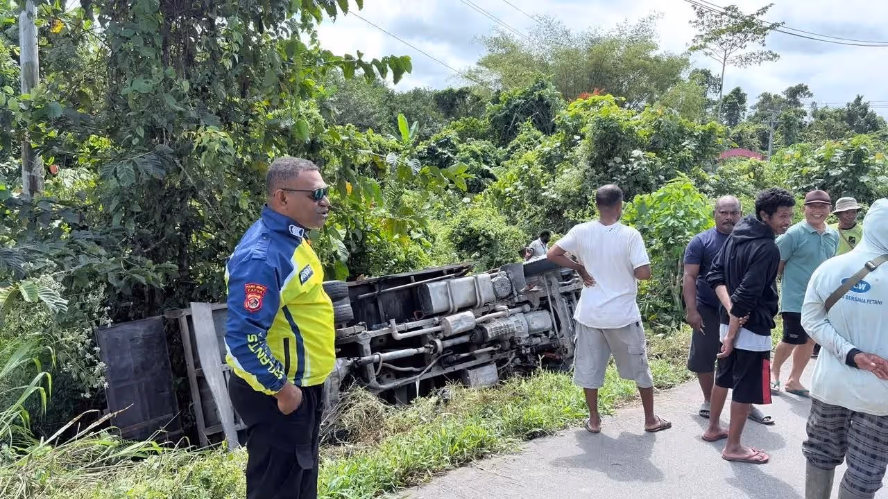 Ilustrasi berita Mimika: 10 Korban Berhasil Dievakuasi, Polisi Beberkan Kronologis Truk Muatan Kayu Terbalik di Pertigaan Jalan Logpong-SP 6 Timika