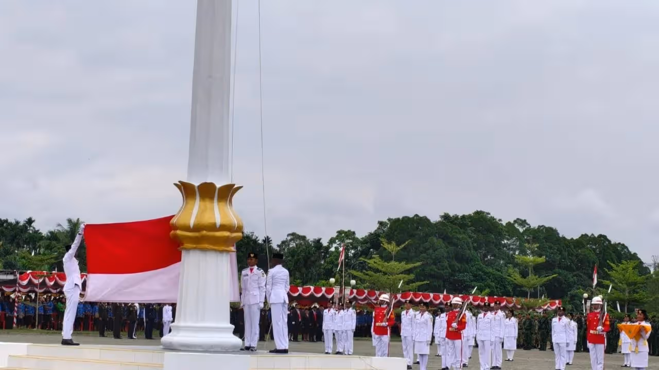 Pengibaran bendera di Pusat Pemerintahan Kabupaten Mimika