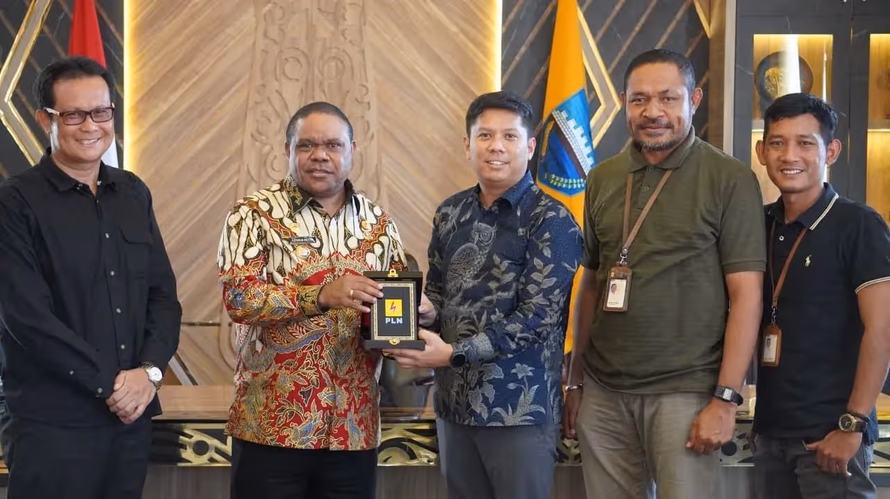 PLN Perkuat Sinergi dengan Pemkab Manokwari melalui audiensi guna penguatan keandalan pasokan listrik serta kolaborasi penataan infrastruktur kelistrikan dan penerangan jalan umum (PJU) untuk mendukung pertumbuhan dan pembangunan daerah di Kabupaten Manokwari.