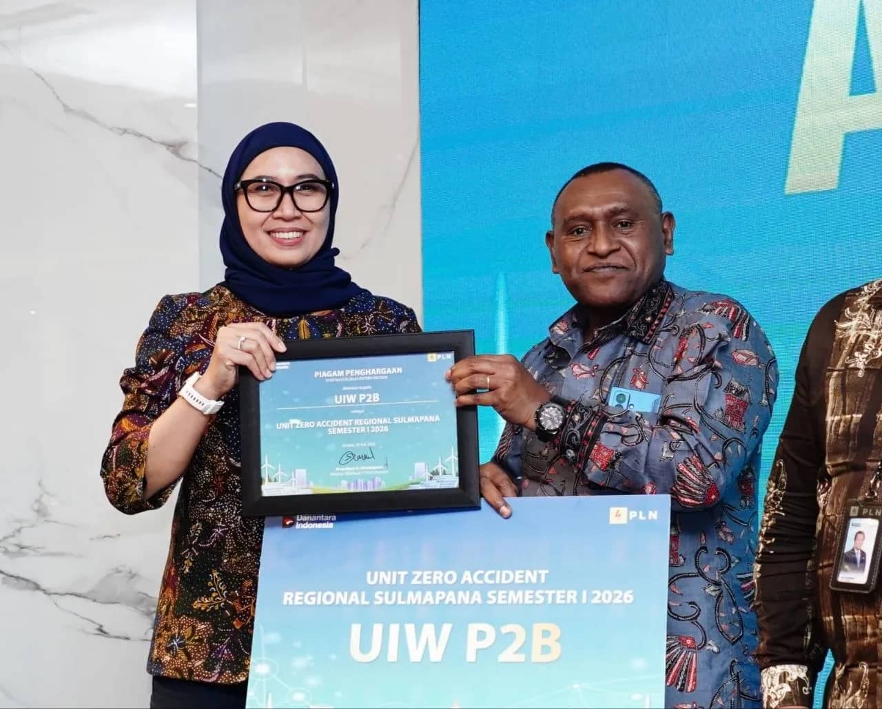 General Manager PLN UIW Papua dan Papua Barat, Roberth Rumsaur (kanan), menerima penghargaan pada ajang Awarding Kinerja Direktorat Distribusi Semester I Tahun 2026 sebagai bentuk apresiasi atas keberhasilan PLN UIW Papua dan Papua Barat menjaga keandalan sistem kelistrikan serta meraih predikat Zero Accident melalui penerapan budaya Keselamatan dan Kesehatan Kerja (K3) yang konsisten, terstruktur, dan berkelanjutan.