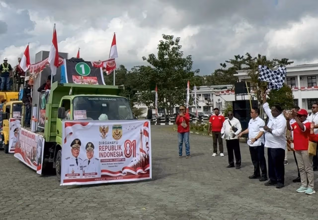 Salah satu mobil hias dalam Karnaval Budaya HUT RI ke-81 di Timika.
