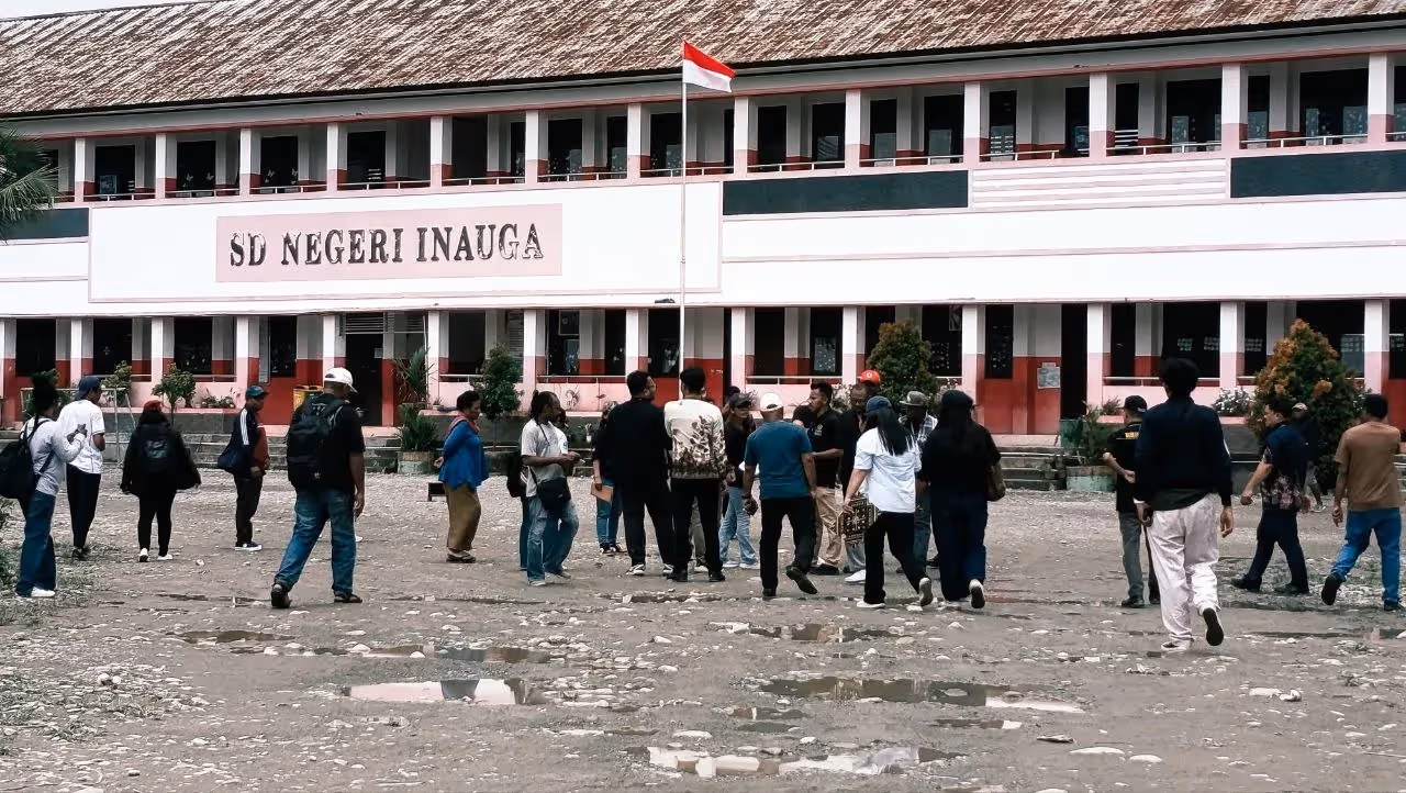 Suasana pemeriksaan objek perkara di SD Negeri Inauga, Jumat (25/9).