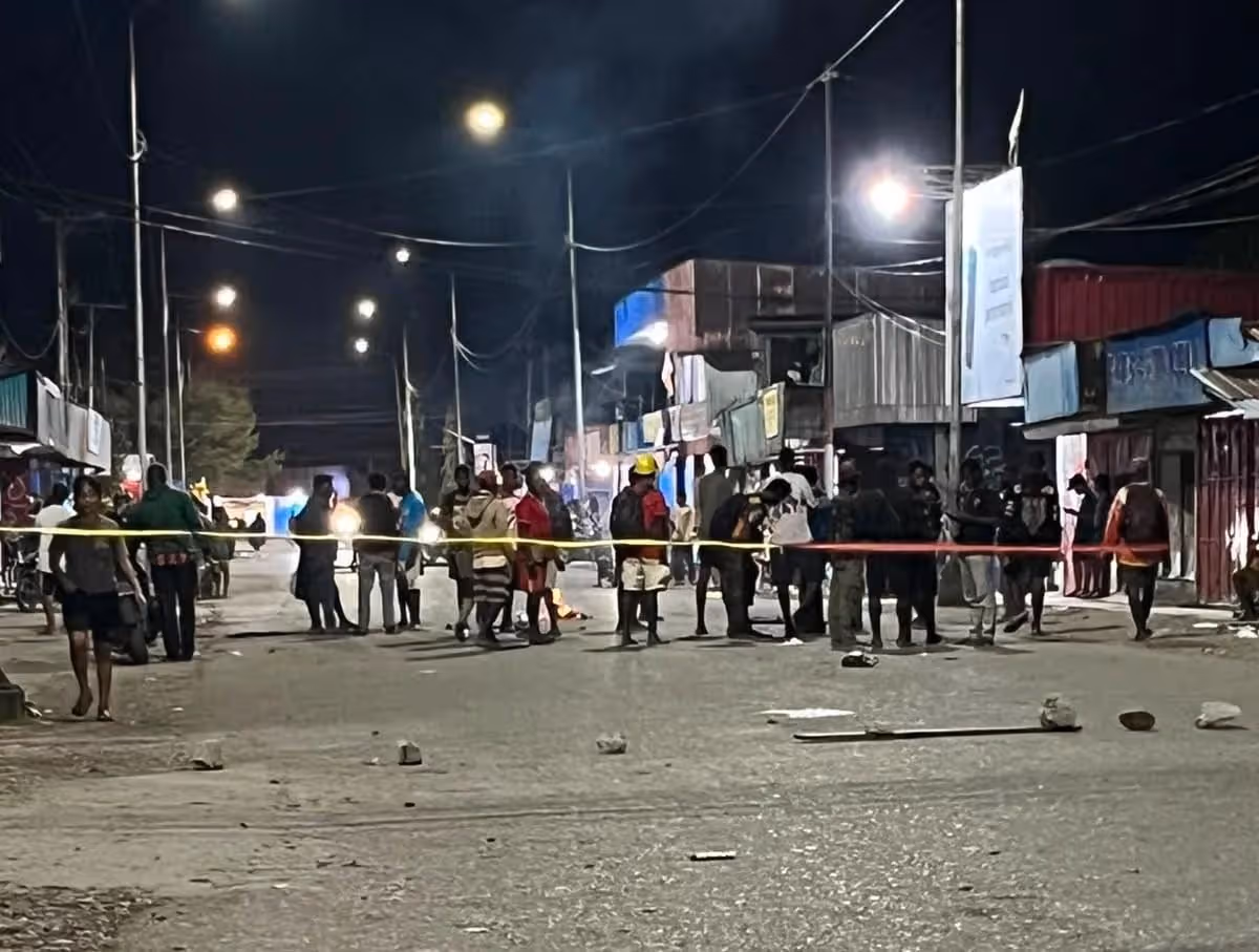 Warga saat melakukan pemalangan di Jalan Bhayangkara Timika Jumat (17/7) malam.