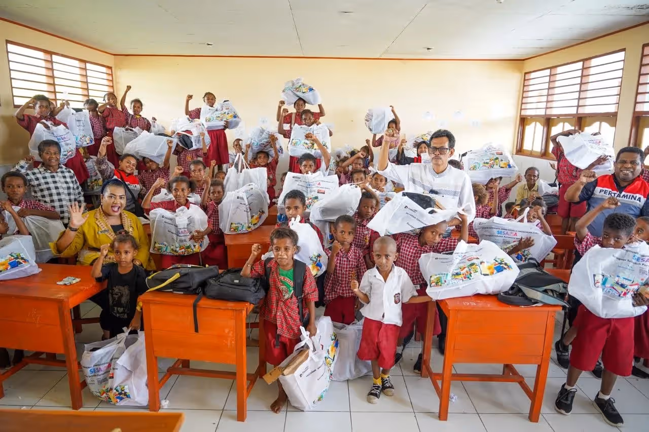 Sejumlah siswa yang menerima bantuan dari Pertamina