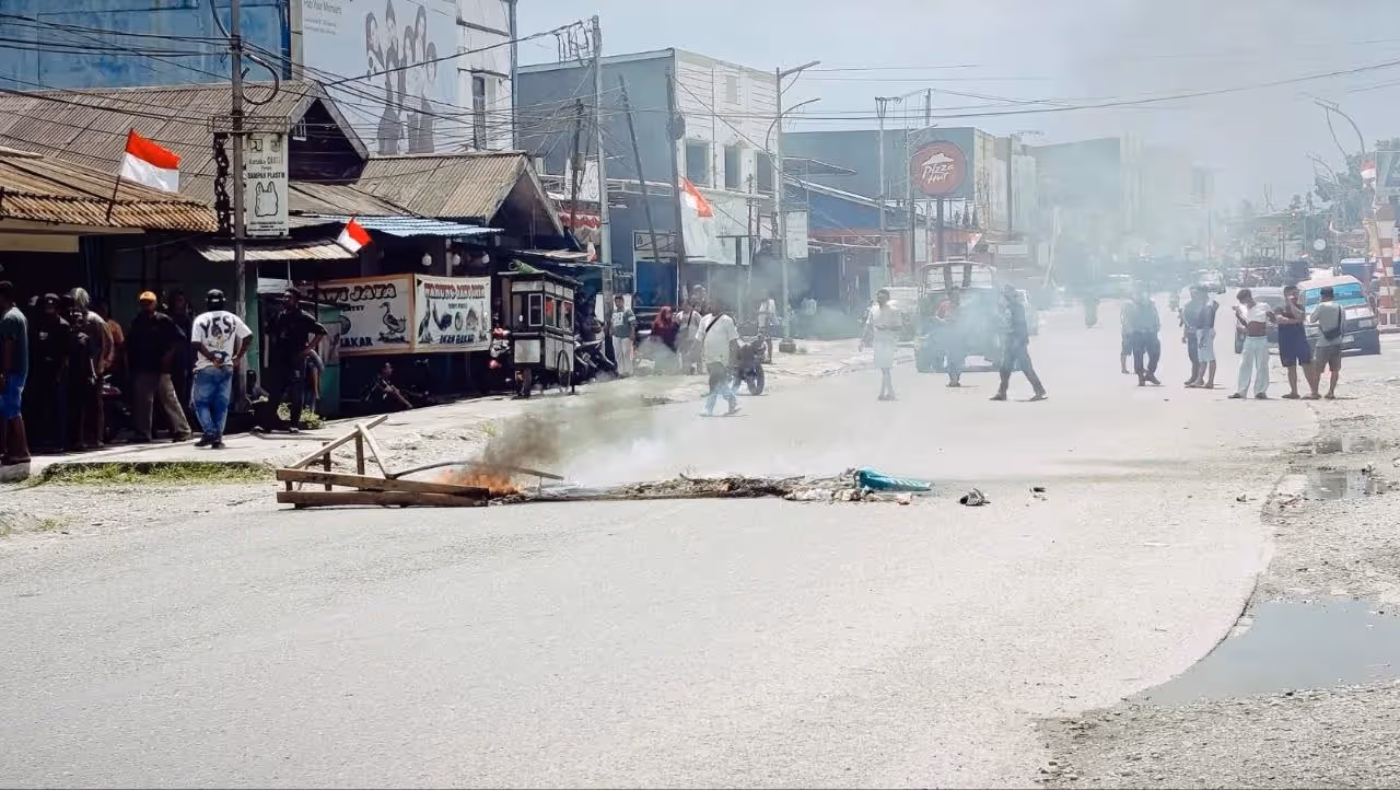 Tampak jalan Budi Utomo Timika yang dipalang warga, Minggu (16/8).