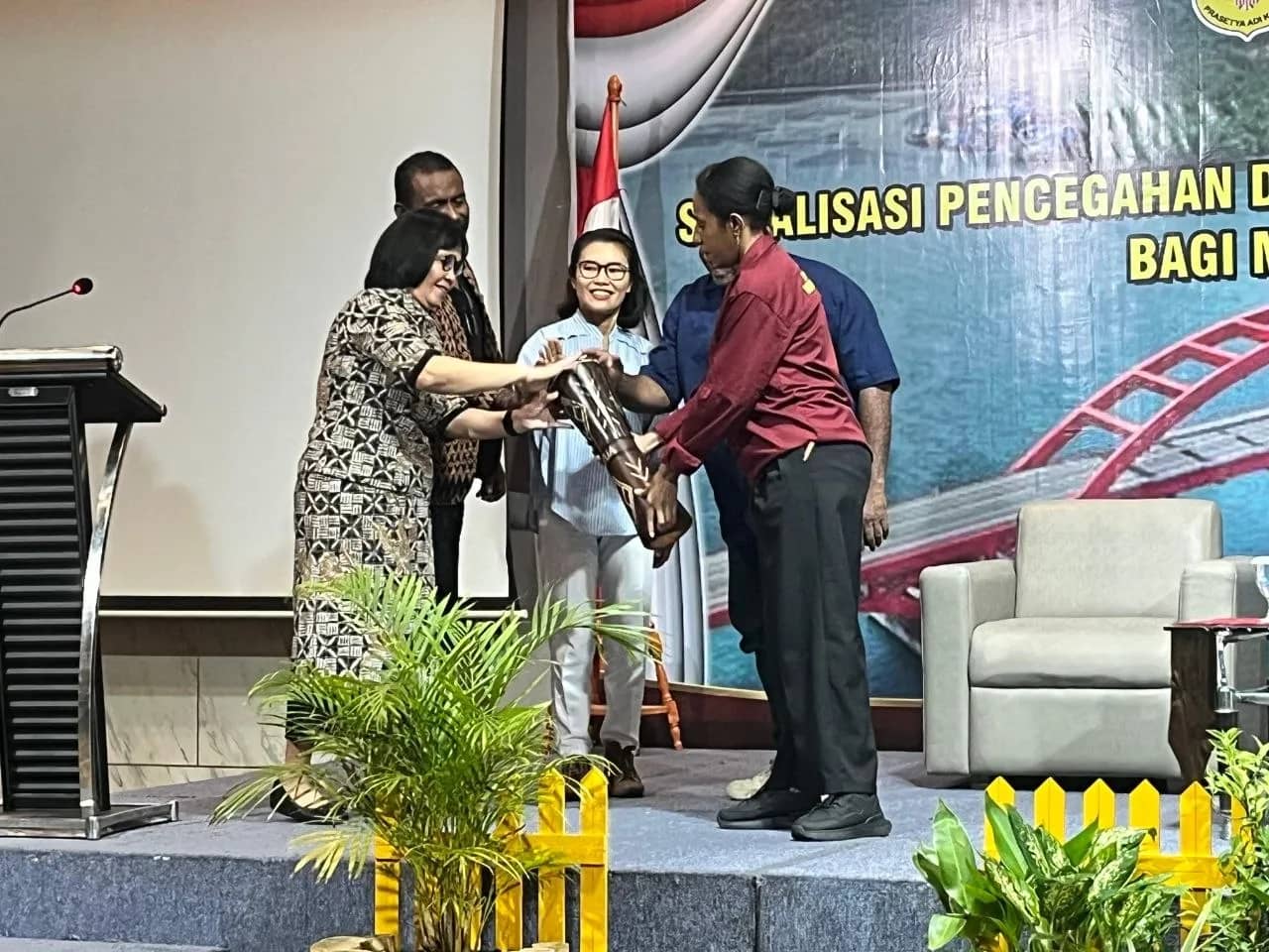 Kepala Dinas Kesehatan Kota Jayapura, drg. Juliana Napitupulu saat membuka sosiliasi HIV AIDS dan TBC di Jayapura'