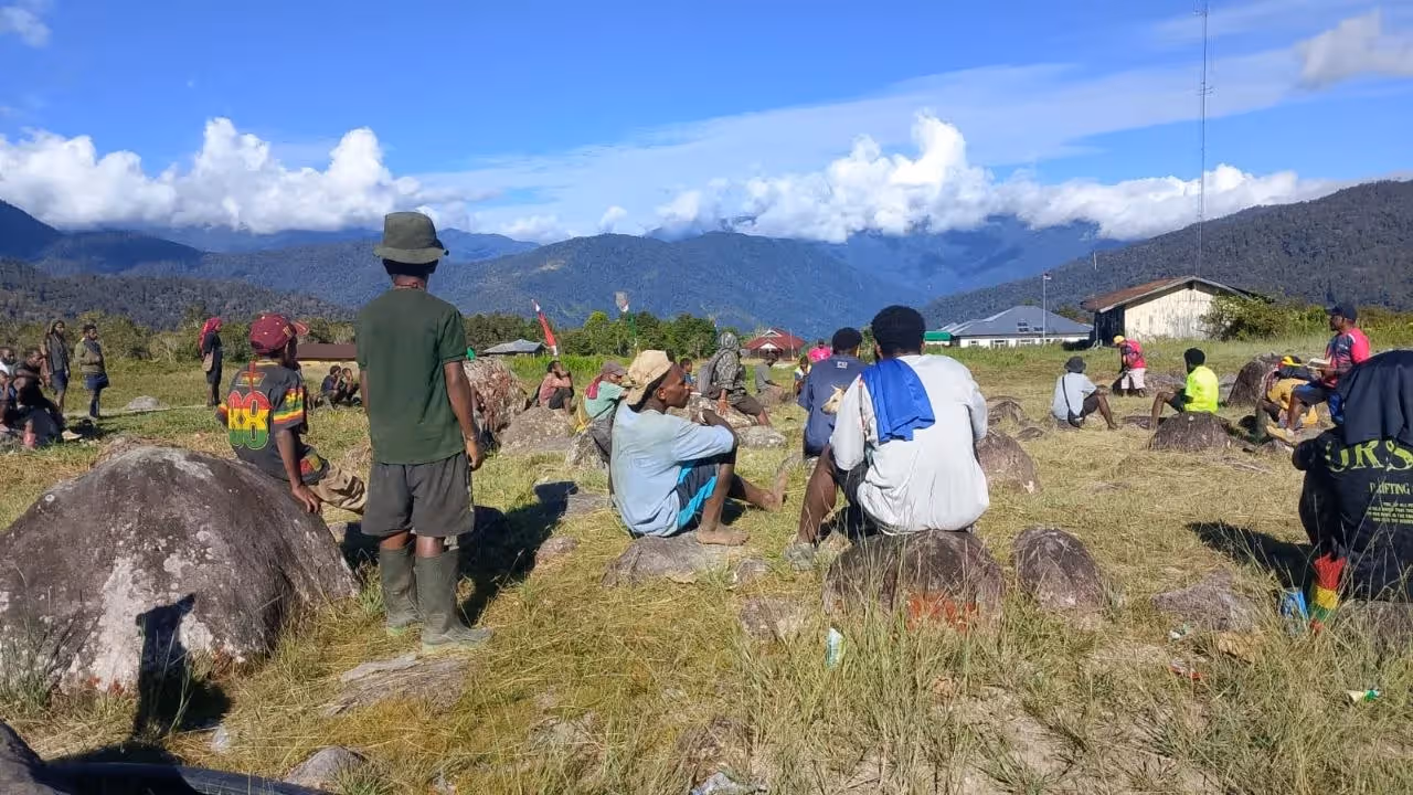 Warga berkumpul di ibukota Distrik Jila pasca kontak tembak OPM dan TNI-Polri, 17 Agustus 2026