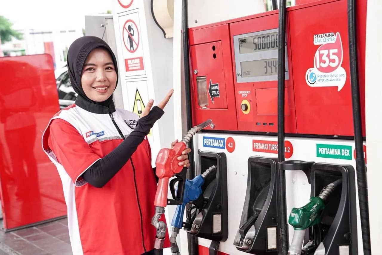 Petugas Pertamina saat mengisi BBM Pelanggan