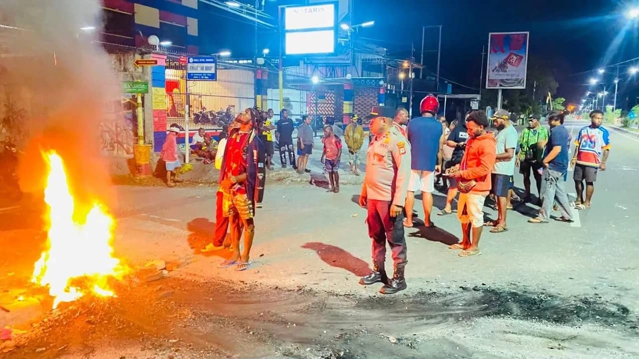 Keluarga korban saat memblokade Jalan Cenderawasih