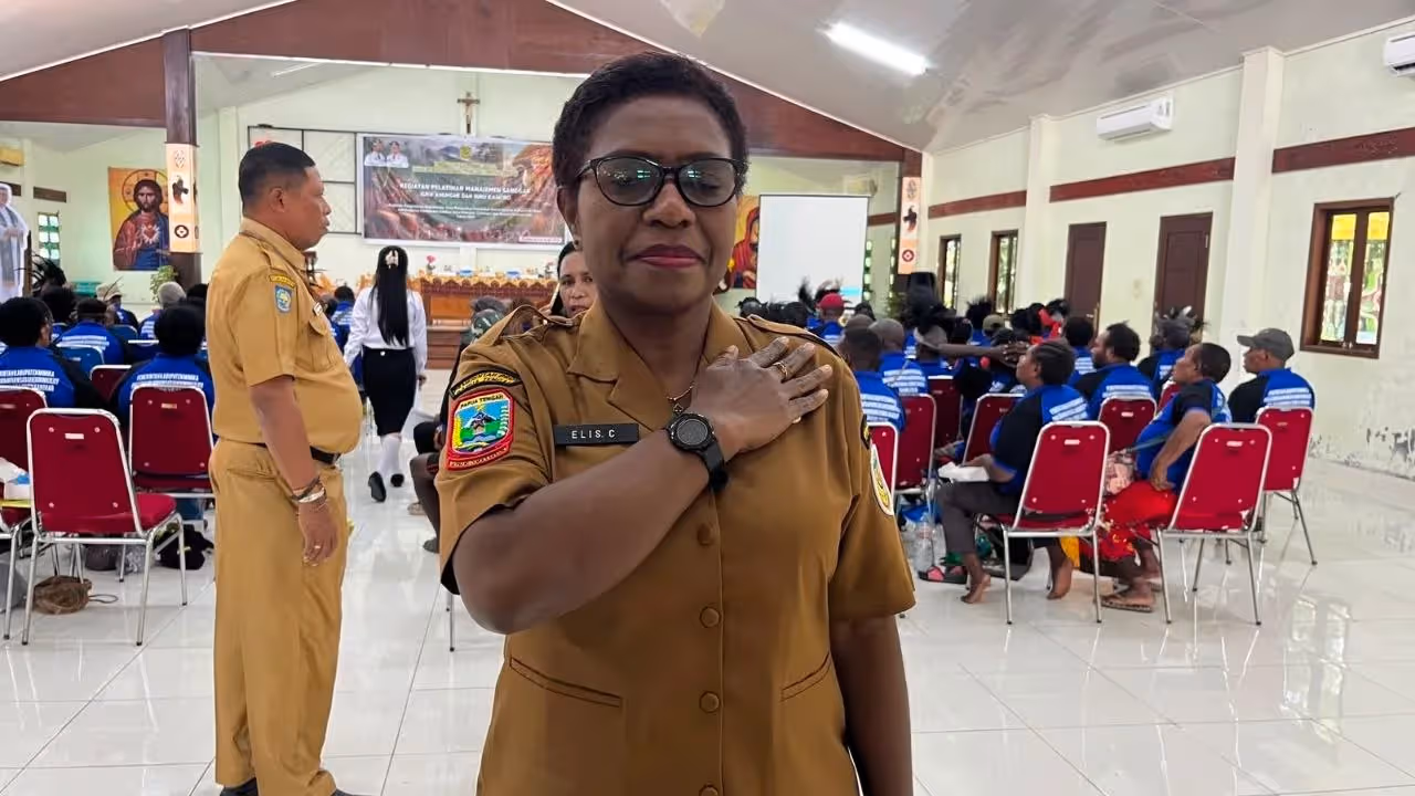 Kepala Disbudparekraf Mimika, Elisabeth Cenawatin.