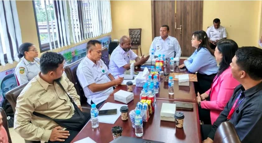 Wakil Bupati Jayapura, Haris Richard S. Yocku, S.H., saat pertemuan dengan Bank BTN, Dinas Lingkungan Hidup (DLH) Kabupaten Jayapura, dan Bank Sampah Kenambai Umbai, di Ruang Rapat Wakil Bupati. Rabu (21/01/2026)
