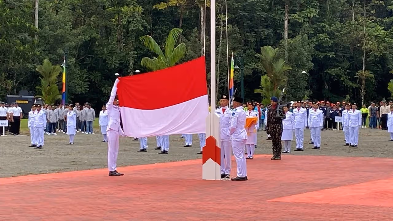 Paskibra sukses mengibarkan Sang Saka Merah Putih pada Upacara HUT ke-81 RI di area Low Land PTFI Kuala Kencana, Senin (17/8).