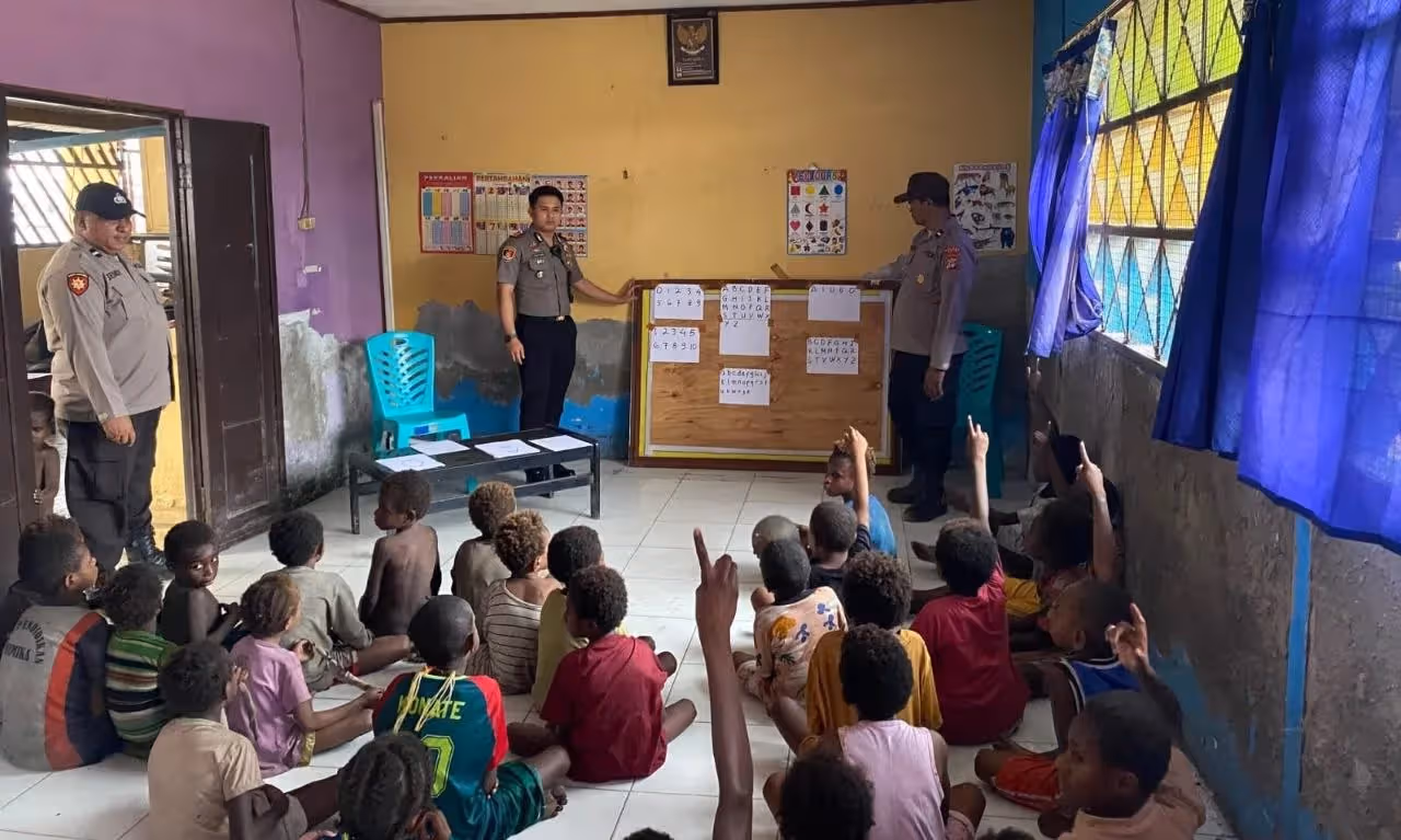 Kapolsek Kawasan Pelabuhan Pomako, Iptu Teguh Krisandi Fardha, saat mengajarkan membaca kepada anak-anak di Taman Baca Kemala Cendekia, Pelabuhan Pomako, sebagai upaya menumbuhkan minat baca dan semangat belajar anak-anak pesisir.