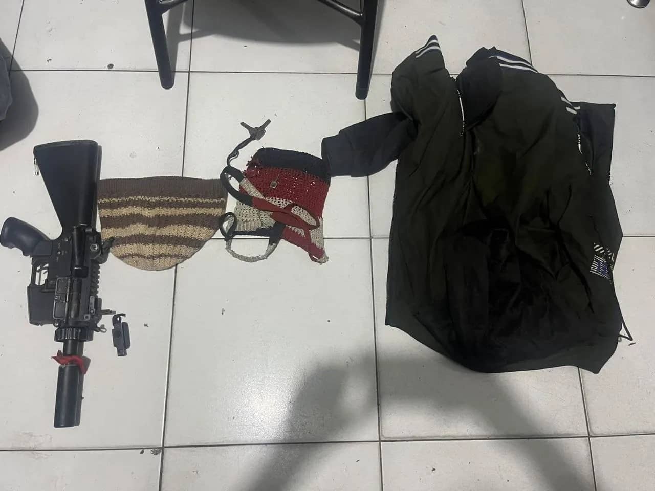 Airsoft Gun yang diamankan polisi dari seorang pengendara sepeda motor setelah mengalami kecelakaan