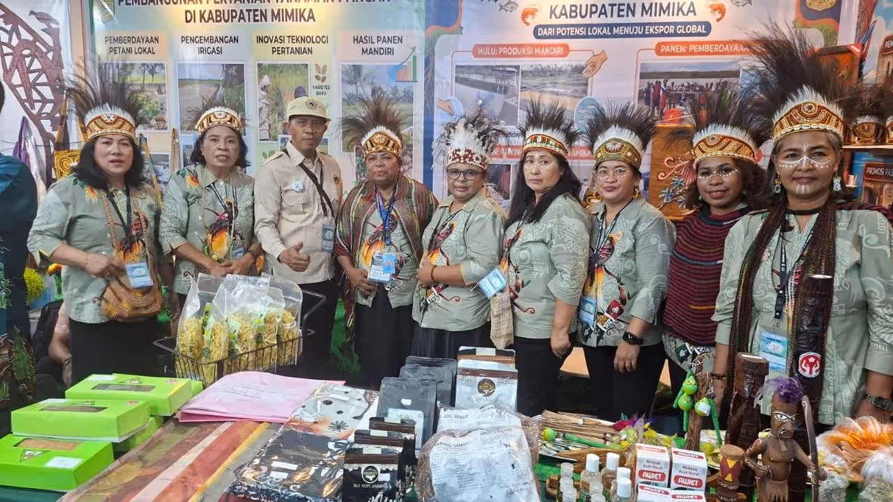 Ketua Harian Dekranasda, Ny Nella Manggara foto bersama tim di Stand Pameran Pemkab Mimika.