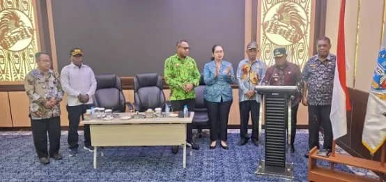 Wakil Bupati Jayapura, Haris Richard Yocku, S.H., didampingi Plt. Sekretaris Daerah, Asisten I Bidang Pemerintahan Umum Setda Kabupaten Jayapura, Ketua TP-PKK, Anggota DPRK Jayapura, Staf Ahli, saat menutup kegiatan Musrenbang, di Hotel Grand Cartenz Sentani. Kamis (16/04/2026)