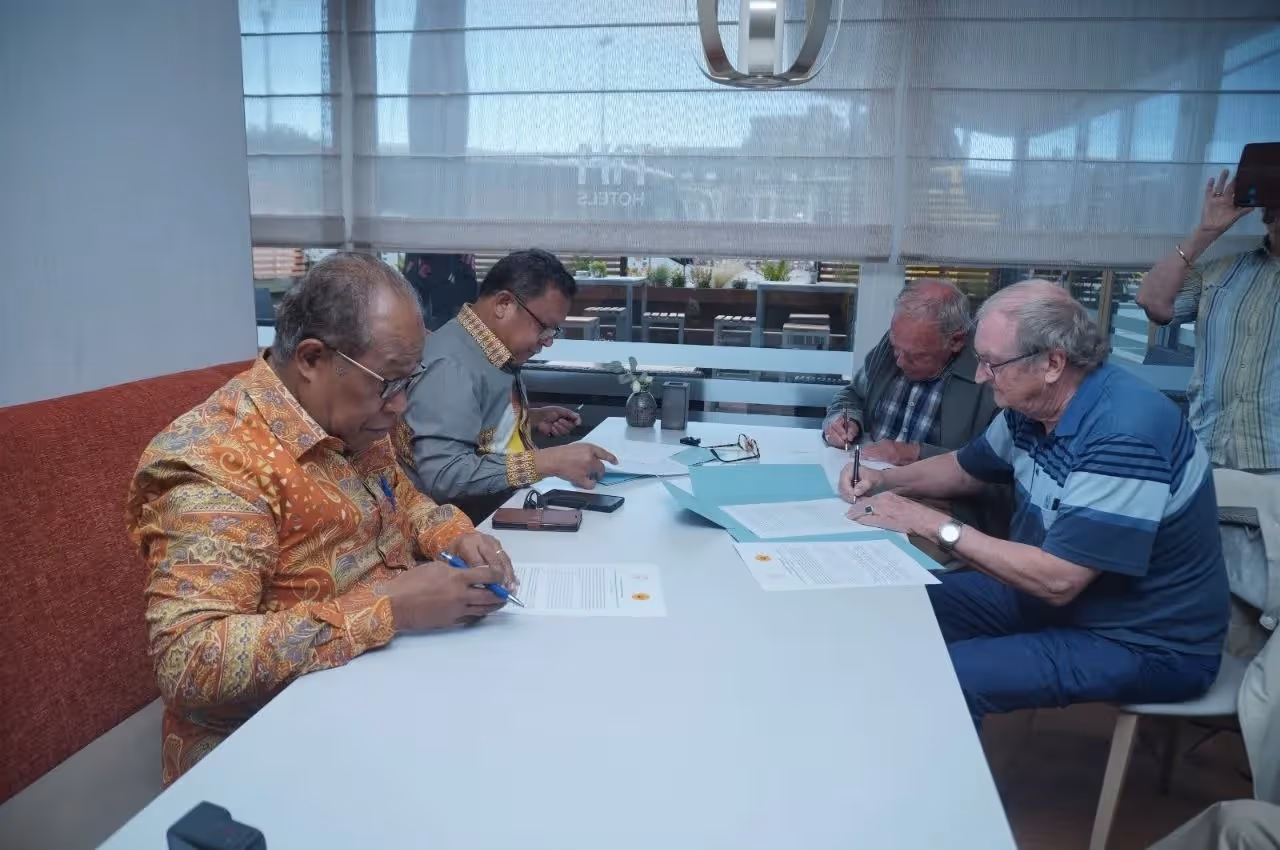 Penandatanganan MoU antara PACE Collection Foundation dan Universitas Cenderawasih terkait pengalihan dan pemulangan koleksi warisan budaya Papua di Belanda ke Museum Loka Budaya Papua Uncen.