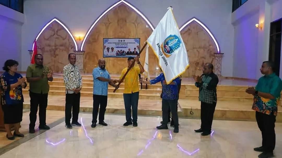 Bupati Jayapura Yunus Wonda saat melepas Pesparani ke Biak