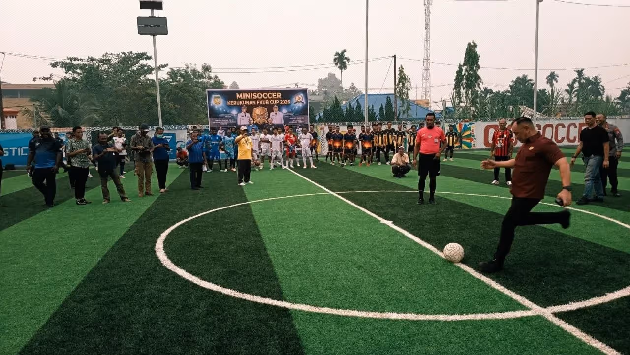 Ketua FKUB Kabupaten Mimika, Dr. Jeffrey C. Hutagalung, M.Phil., menendang bola sebagai tanda dimulainya Mini Soccer Kerukunan FKUB 2026 di Fantastic Sport Complex Mini Soccer, SP 2, Timika, Senin (12/10).